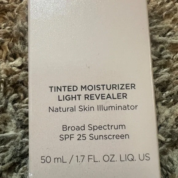 NEW IN BOX Laura Mercier Tinted Moisturizer Light Revealer Shade 1C0 Cameo SPF - Picture 2 of 7